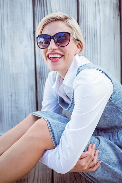 Mujer rubia con gafas de sol — Foto de Stock