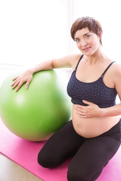 Mulher grávida mantendo em forma — Fotografia de Stock