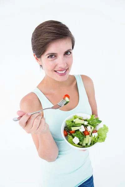 Mulher bonita comendo tigela de salada — Fotografia de Stock