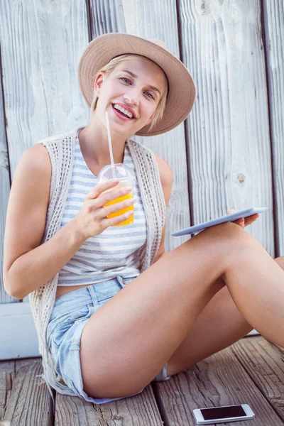 Kvinna med tablett och hålla juice — Stockfoto