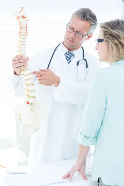 Läkare att ha samtal med sin patient och visar ryggraden mo — Stockfoto