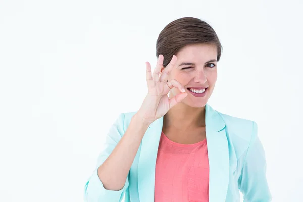 Mujer joven gesto signo bien — Foto de Stock