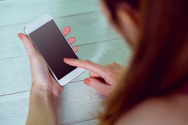 Casual vrouw met behulp van haar smartphone — Stockfoto