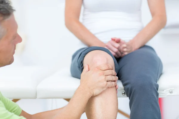 Médico examinando sus pacientes rodilla — Foto de Stock