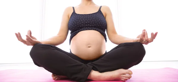 Mulher grávida mantendo em forma — Fotografia de Stock