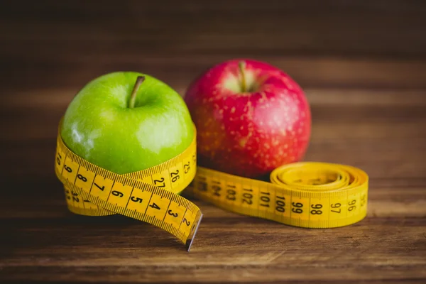 Manzanas verdes y rojas con cinta métrica —  Fotos de Stock