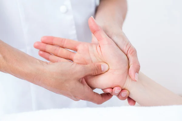 Fisioterapeuta fazendo massagem nas mãos — Fotografia de Stock
