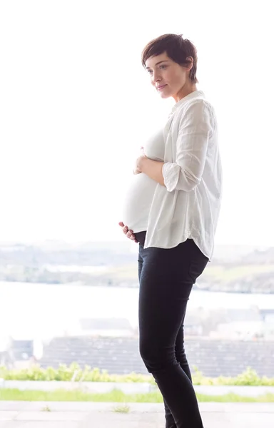 Zwangere vrouw met haar bump — Stockfoto