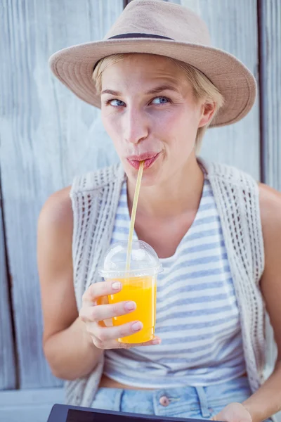 Frau benutzt Tablette und trinkt Saft — Stockfoto