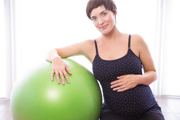 Mujer embarazada mantenerse en forma — Foto de Stock