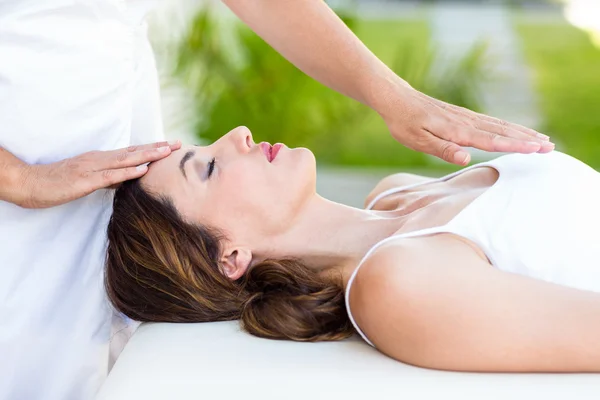 Mujer tranquila que recibe tratamiento con reiki —  Fotos de Stock