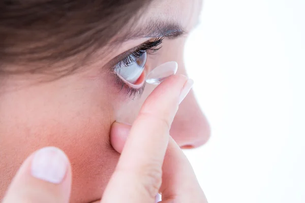 Mooie vrouw toepassing contact lens — Stockfoto