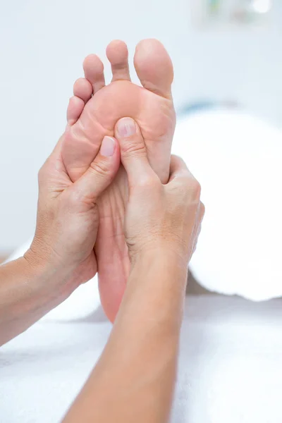 Fisioterapista che fa massaggi ai piedi — Foto Stock