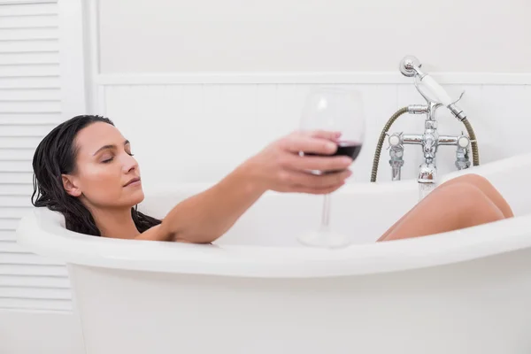 Bonita morena tomando un baño —  Fotos de Stock