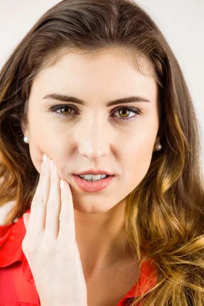 Mulher morena bonita com uma dor de dente — Fotografia de Stock