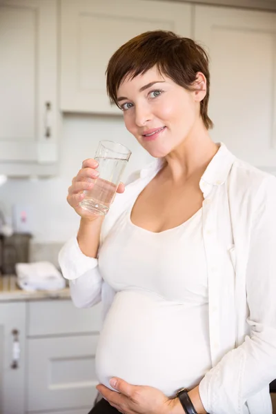 Femme enceinte prenant un verre d'eau — Photo