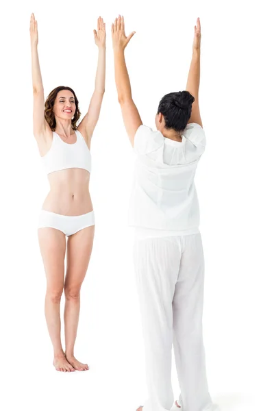 Uvolněné ženy dělají jógu — Stock fotografie