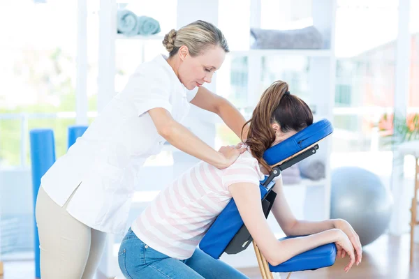 Donna con massaggio alla schiena — Foto Stock