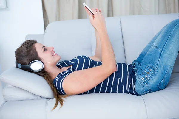 Mooie brunette vrouw luisteren muziek — Stockfoto