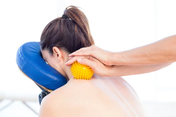 Kobieta o masaż pleców z piłką — Zdjęcie stockowe