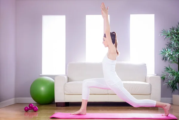 Adatta donna che fa yoga su tappetino — Foto Stock