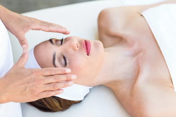 Mujer tranquila que recibe tratamiento con reiki —  Fotos de Stock