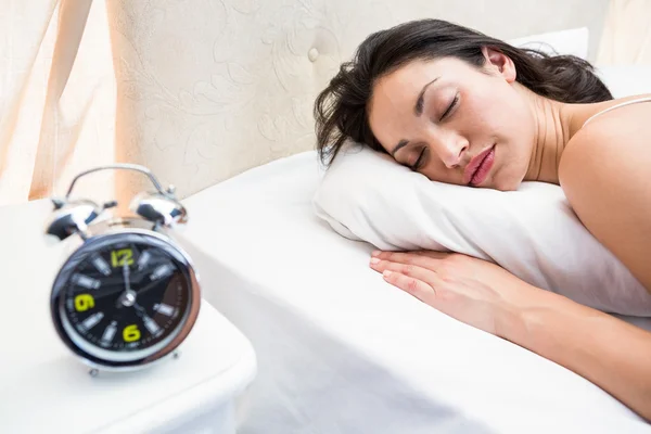 Pretty brunette sleeping on bed — Stock Photo, Image