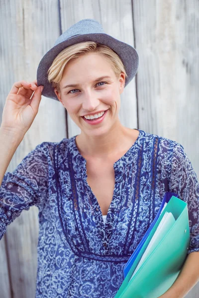 Hübsche blonde Frau hält Ordner in der Hand — Stockfoto