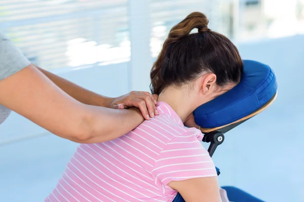 Mulher tendo massagem no pescoço — Fotografia de Stock