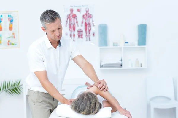 Физиотерапевт делает массаж спины своему пациенту — стоковое фото