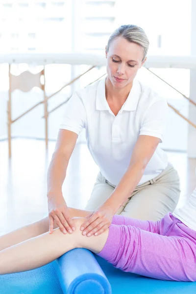 Trainer met vrouw bezig met oefening mat — Stockfoto