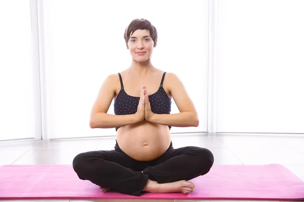 Mulher grávida mantendo em forma — Fotografia de Stock