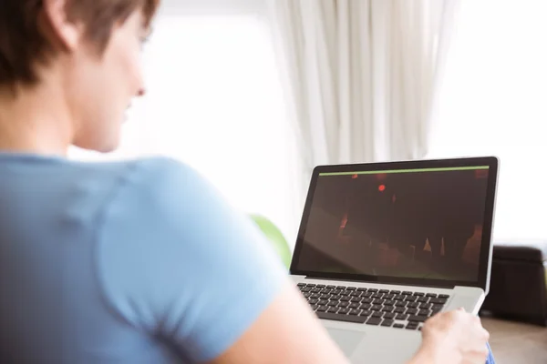 Pregnant woman using her laptop — Stock Photo, Image