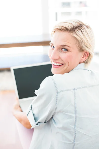 Sarışın kadın yerde dizüstü bilgisayar kullanarak — Stok fotoğraf