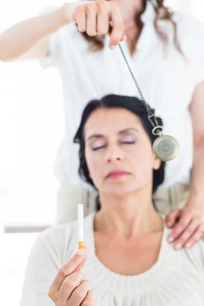 Mujer siendo hipnotizada para dejar de fumar — Foto de Stock