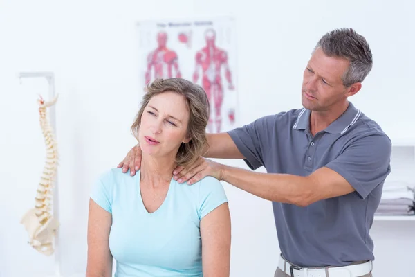 Medico massaggiare le spalle del paziente — Foto Stock