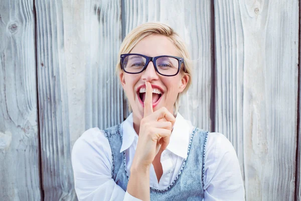 Ziemlich blonde Frau Spaß haben — Stockfoto