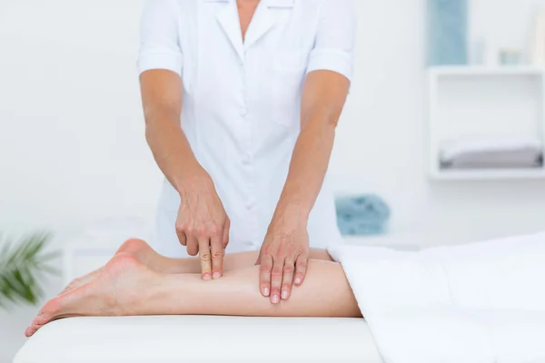 Fisioterapeuta fazendo massagem nas pernas — Fotografia de Stock