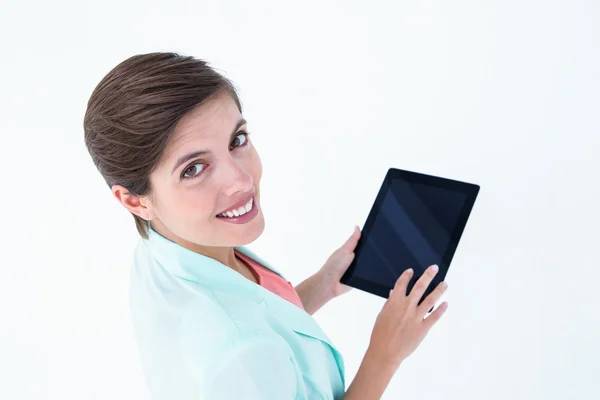 Piękna kobieta trzymając tablet pc — Zdjęcie stockowe