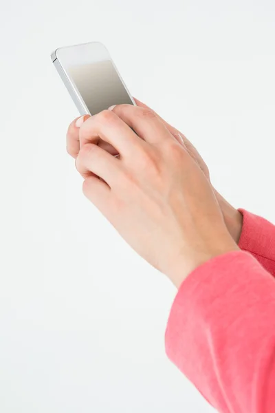 SMS-y kobieta z jej telefonu komórkowego — Zdjęcie stockowe
