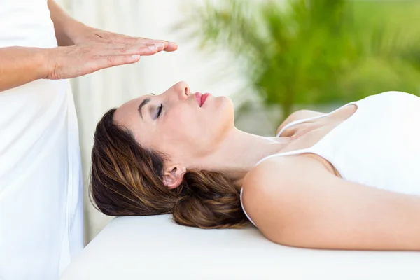 Mujer tranquila que recibe tratamiento con reiki — Foto de Stock