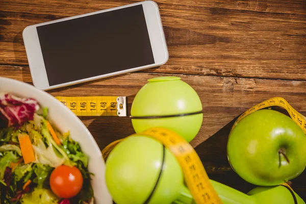 Smartphone med indikatorer på hälsosam livsstil — Stockfoto