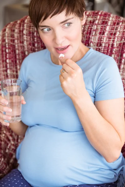 Těhotná žena užívání tablet vitaminu — Stock fotografie