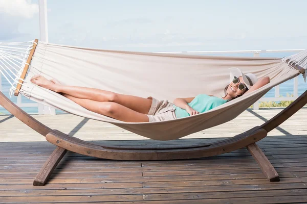 Mooie brunette ontspannen op een hangmat — Stockfoto