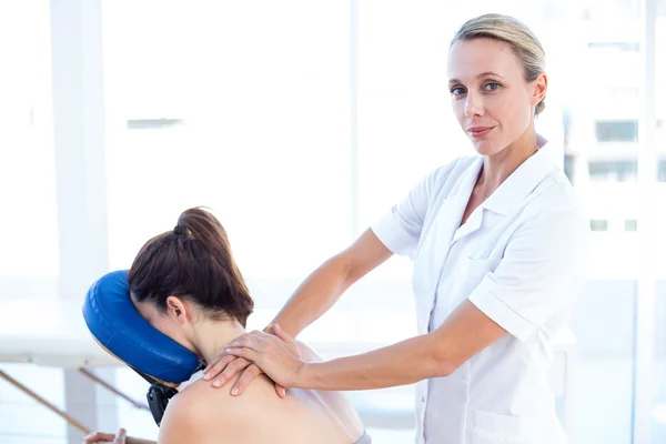 Жінка має масаж спини — стокове фото