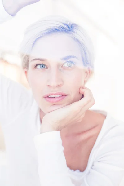 Mujer rubia mirando por la ventana —  Fotos de Stock