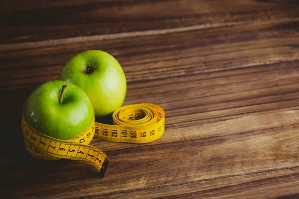 Manzanas verdes con cinta métrica —  Fotos de Stock