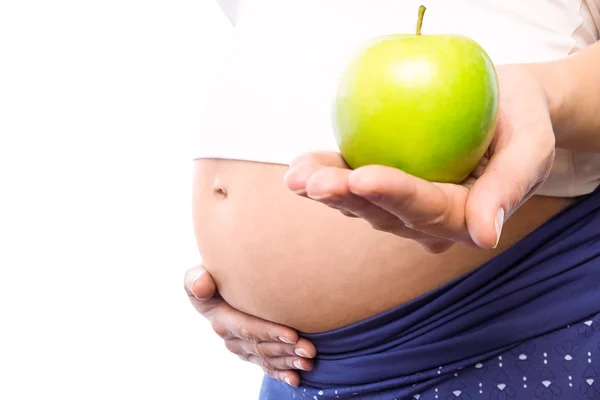 Femme enceinte tenant une pomme verte — Photo