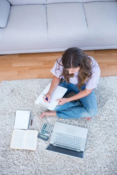 Femme calculant reçus écriture sur presse-papiers — Photo