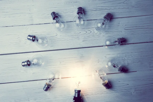 Glödlampor som bildar stomme — Stockfoto